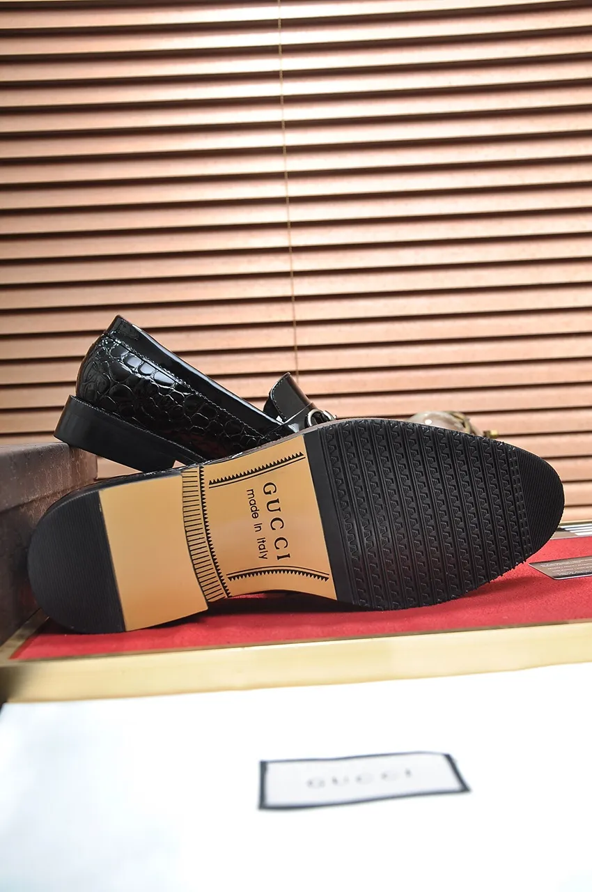 Men's shoes💰460💶Italy's top luxury men's shoe giant [GUCCI] has arrived in new style🍃Original European style🔰 Pleasant to the eye😍In order to make the shoes more durable and non-deformable🌀The production continues to follow traditional methods but there is still no lack of innovation💪The original sheepskin is chosen for the leather♻Smooth, natural and extra bright⭐Made of imported cowhide, the first choice of the rich 38-45 (45 customized)